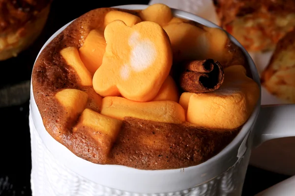 Licuado de latte con especias de calabaza con malvavisco otoño invierno bebida caliente — Foto de Stock