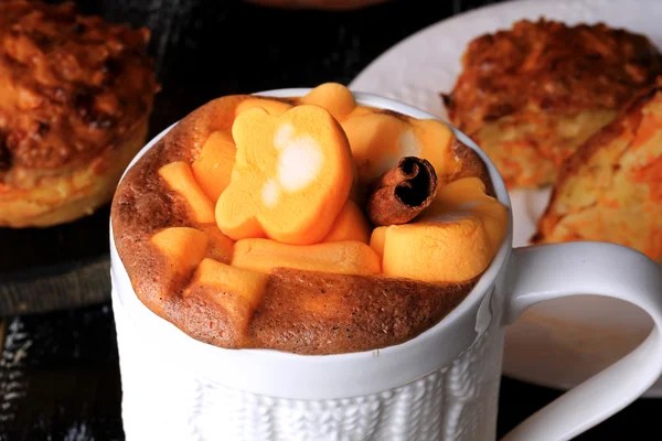 Licuado de latte con especias de calabaza con malvavisco otoño invierno bebida caliente — Foto de Stock