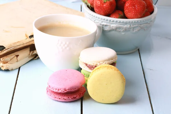 Café macaron vieux livre rétro vintage français dessert eco bio mode de vie sain doux sélectif focus — Photo