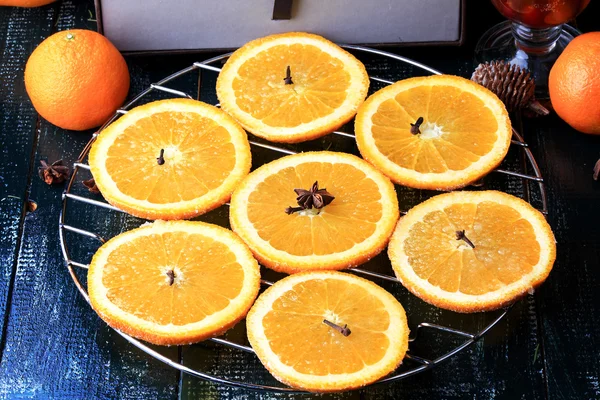 Рождественская композиция приготовления к сушке апельсинов горячий напиток с корицей, анисовый мандарин клюква винтажный стиль на старом деревянном фоне — стоковое фото
