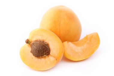 Kayısı beyaz arkaplanda izole edildi