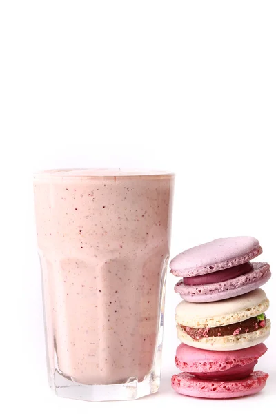 Berry smoothie and macaroon on a white background yogurt breakfast — Stock Photo, Image