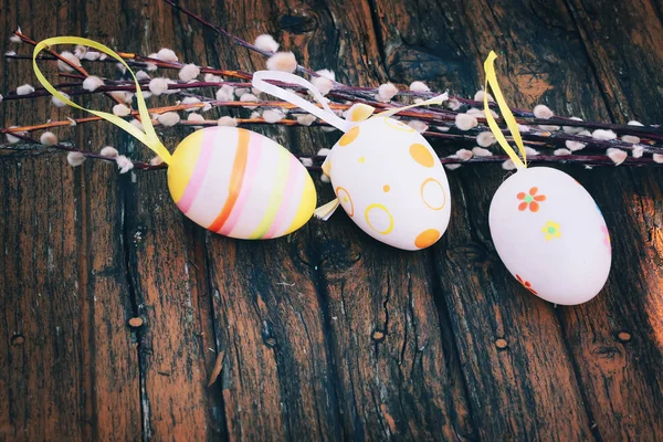 Wiosna Wielkanoc tło Wielkanoc jaja wierzby selektywne nieostrość rustykalnym stylu retro — Zdjęcie stockowe