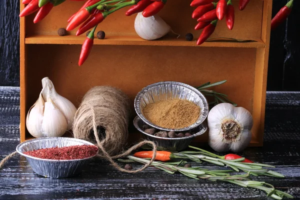 Especias de cocina en una caja en el viejo fondo de madera estilo rústico —  Fotos de Stock