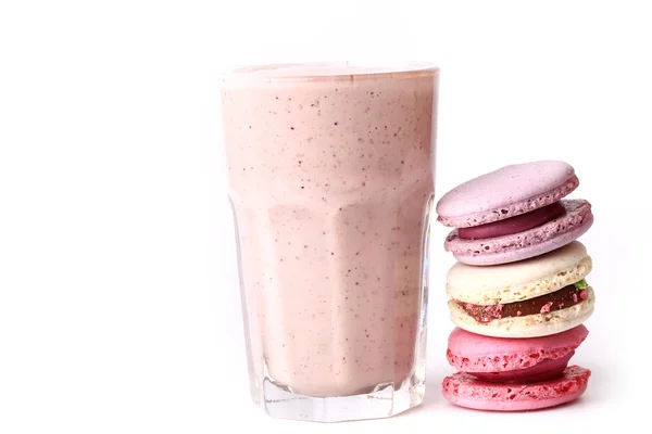 Berry smoothie and macaroon on a white background yogurt breakfast — Stock Photo, Image