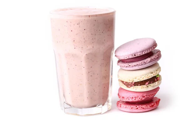 Berry smoothie and macaroon on a white background yogurt breakfast — Stock Photo, Image