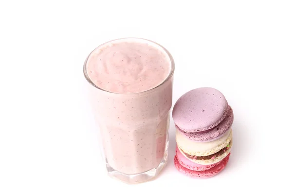 Batido de bayas y macarrón en un desayuno de yogur de fondo blanco —  Fotos de Stock