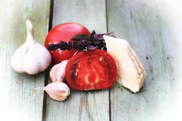 Салат ингредиенты томат базилик чеснок сыр фон старый деревянный деревенский стиль — стоковое фото