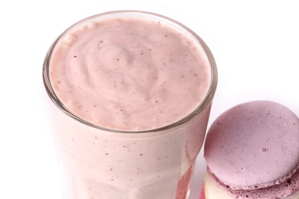 Berry smoothie and macaroon on a white background yogurt breakfast — Stock Photo, Image