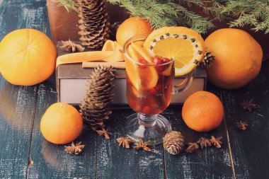 Kızılcık turuncu yumrukla sıcak ve vintage Noel çam kozalakları eski ahşap arka plan rustik tarzı baharat