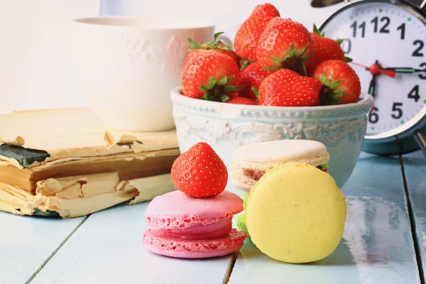 Dessert d'été fraises et macaron français — Photo
