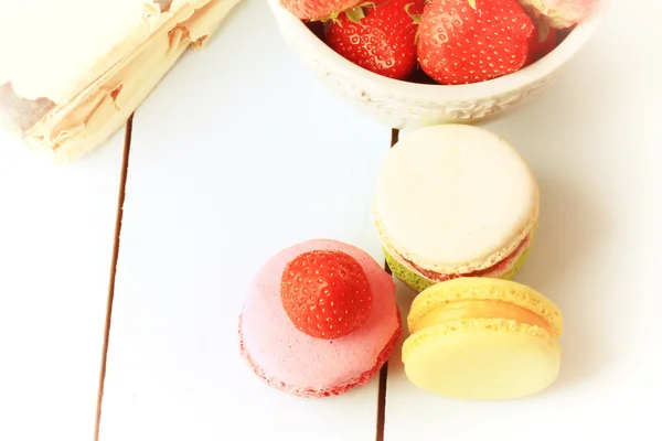 Dessert d'été fraises et macaron français — Photo