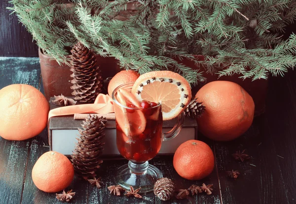 Гарячий удар з апельсиновою журавлиною та спеціями старовинні конуси різдвяних ялинкових ялинкових конусів старого дерев'яного фону сільського стилю — стокове фото