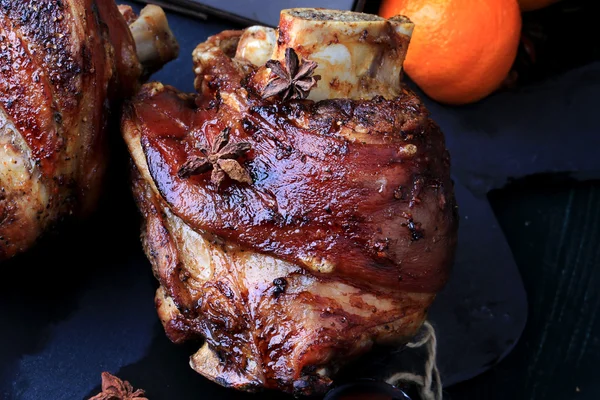 Geroosterde varkensvlees knokkel — Stockfoto