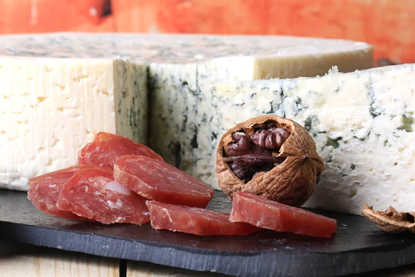 Aperitivo queso azul nuez salchicha de verano — Foto de Stock