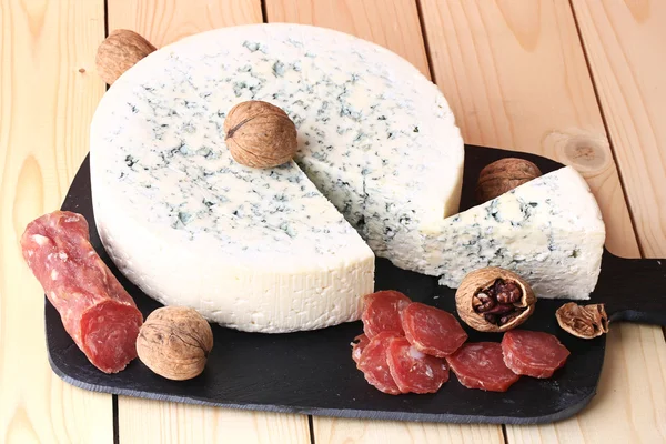 Vorspeise Blauschimmelkäse Walnuss Sommerwurst — Stockfoto