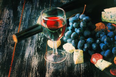 cam şarap üzüm alkol şişe peynir retro vintage tarzı ahşap arka plan aşınmış