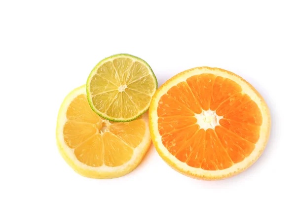 Апельсиновый лимон лайм на белом фоне — стоковое фото