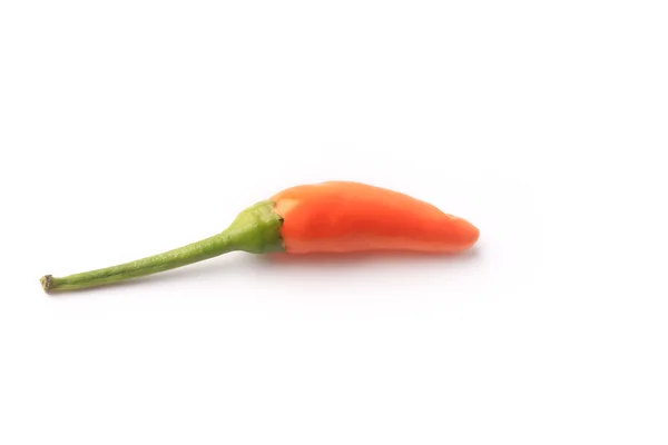 Hot chili pepers geïsoleerd op witte achtergrond — Stockfoto