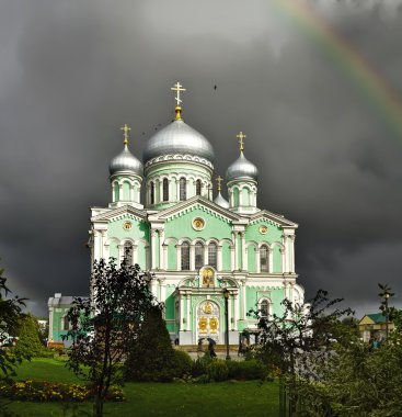 Kutsal Trinity söyle, büyük melek-Diveevo Manastırı (Diveevo, Nizhny Novgorod bölgesi, Rusya), Trinity Katedrali kubbeleri ve katedral bulutlu yaz akşamları haçlar