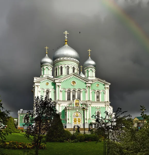 Blick auf die Dreifaltigkeitskathedrale im Seraphim-Diveevo-Kloster (Diveevo, Gebiet Nischni Nowgorod, Russland), Kuppeln und Kreuze der Kathedrale an einem bewölkten Sommerabend — Stockfoto