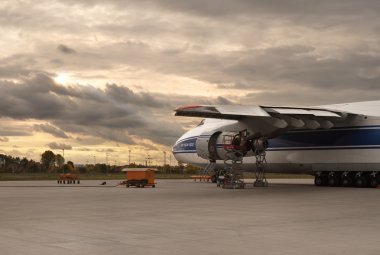 Dünyanın en büyük kargo uçağı An-124-100 Ruslan (Rusya) Havaalanı Leipzig-Halle (Almanya) karşı bir bulutlu gökyüzü zemin bakım