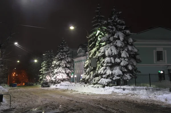 Fir dækket med sne, om natten gadeby Ulyanovsk (Rusland ) - Stock-foto