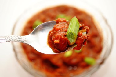 iştah açıcı biber yeşil soğan ile bir kaşığı