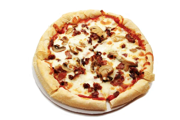 Boczek i grzyby pizza na białym tle nad białym — Zdjęcie stockowe