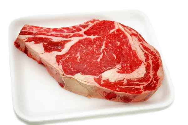 Bistecca di manzo fresca comprata dal macellaio — Foto Stock