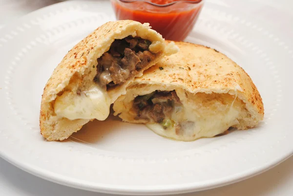 Филадельфийский сырный стейк Calzone — стоковое фото