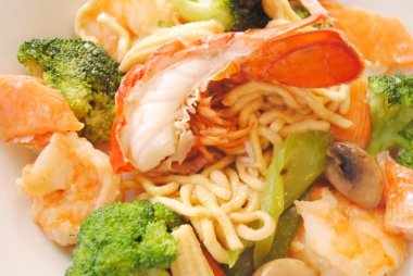 Çin deniz ürünleri ve sebze erişte üzerinde