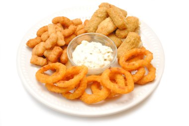 Patlamış mısır karides, Mozzarella çubuğu ve soğan halkaları daldırma sos ile servis