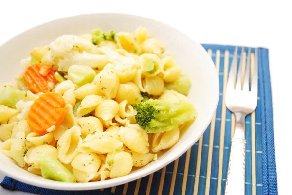 Coquilles de pâtes accompagnées de carottes, brocoli et chou-fleur — Photo