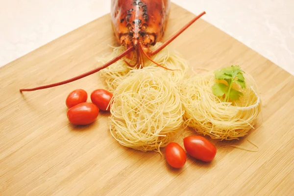Ингредиенты ангельские гнезда пасты с лобстером и помидорами — стоковое фото