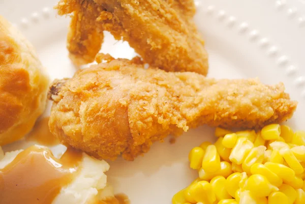 Ropogós sült csirke szolgált egy tányérra, köretek — Stock Fotó