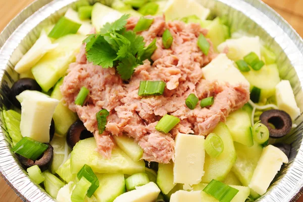 Ensalada de verduras frescas con atún en copos en la parte superior —  Fotos de Stock