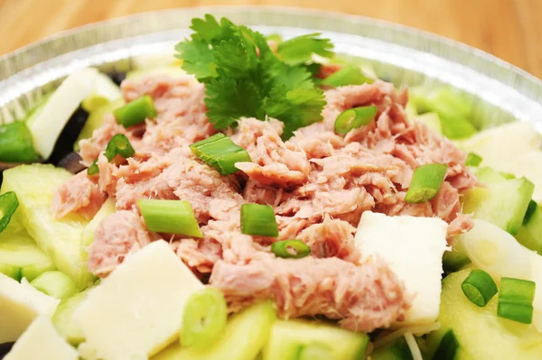 Close-Up de atum descamado em uma salada de legumes verdes — Fotografia de Stock
