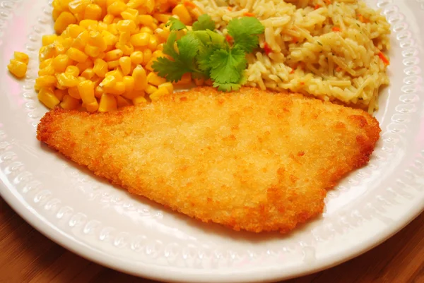 Panerad Ugnsbakad fisk serveras med majs & ris — Stockfoto