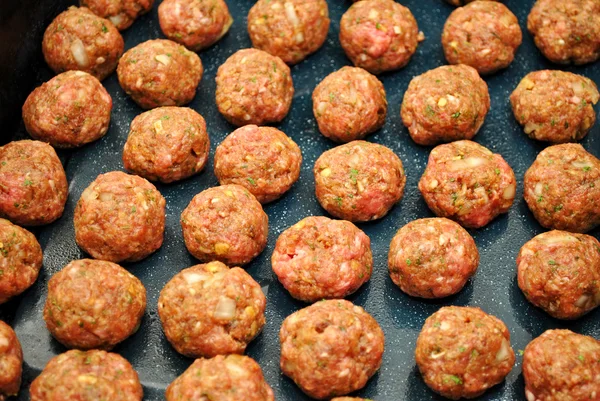 Many Raw Meatballs Ready to be Baked — Stock Photo, Image