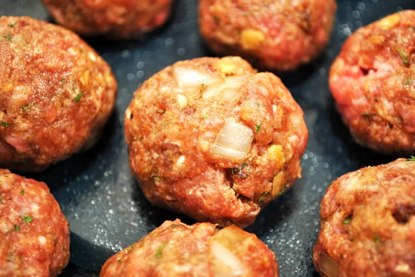 Beaucoup de boulettes de viande crues prêtes à être cuites — Photo