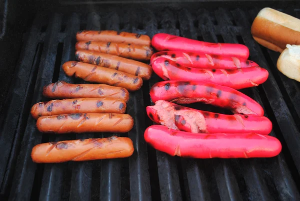 Grilování v létě Hotdogs na rozpáleném grilu — Stock fotografie