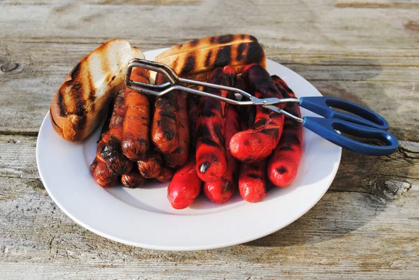 E hizmet etmek, bir barbekü ızgara sosis tost ekmeği ile hazır — Stok fotoğraf