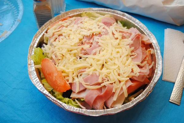 İştah açıcı yemek salata sebze, et ve peynir ile