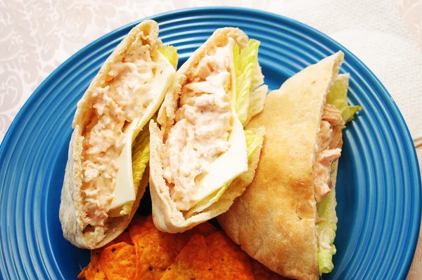 Ensalada de pollo Pita Pocket Sandwiches para el almuerzo — Foto de Stock