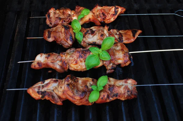 Pollo Teriyaki Kabobs cocinar en una parrilla de verano con albahaca fresca — Foto de Stock