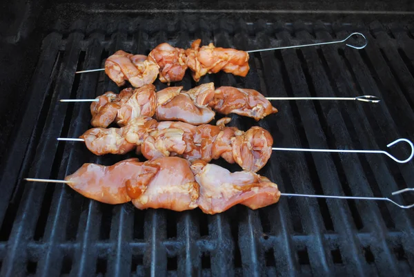 Frango Teriyaki Kabobs Cozinhar em um churrasco de verão — Fotografia de Stock