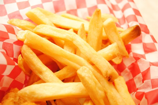 Tire batatas fritas como parte de uma refeição insalubre — Fotografia de Stock