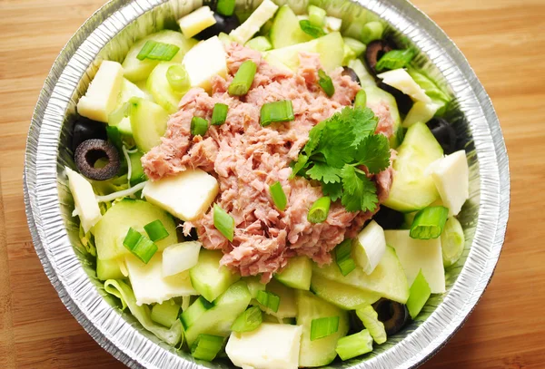 Salade met tonijn in blik gegarneerd met verse peterselie — Stockfoto