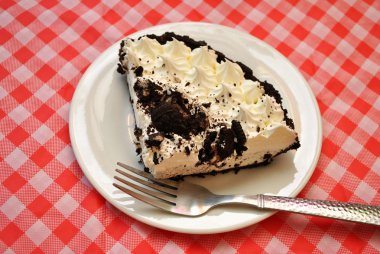 Krem kurabiye pasta beyaz tabakta şanti